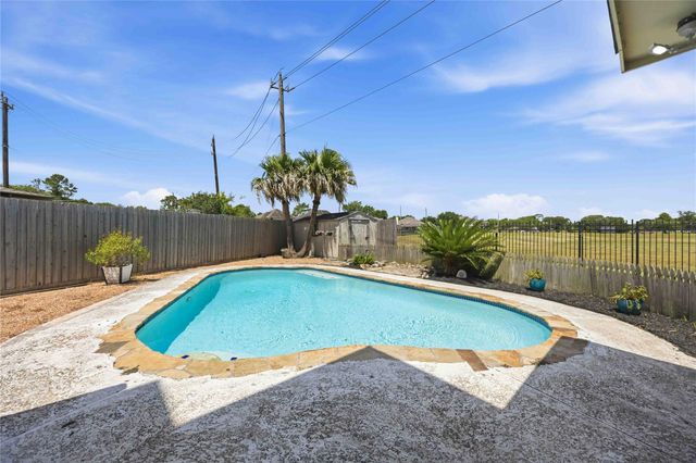 3923 Oak Wood Drive N, Pearland, TX 77581
