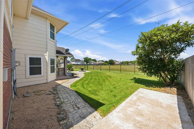 3923 Oak Wood Drive N, Pearland, TX 77581