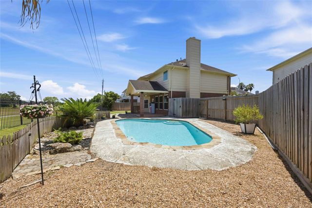 3923 Oak Wood Drive N, Pearland, TX 77581