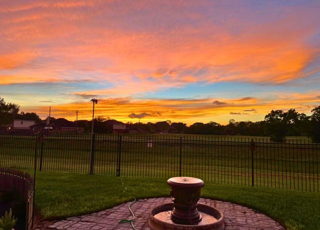 3923 Oak Wood Drive N, Pearland, TX 77581