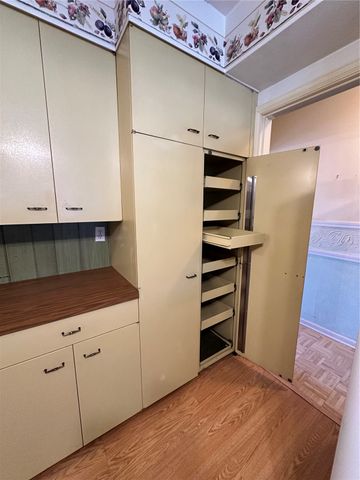 422 42nd NE, Cedar Rapids, IA 52402