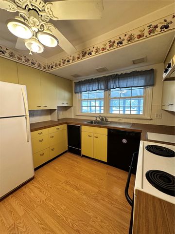 422 42nd NE, Cedar Rapids, IA 52402