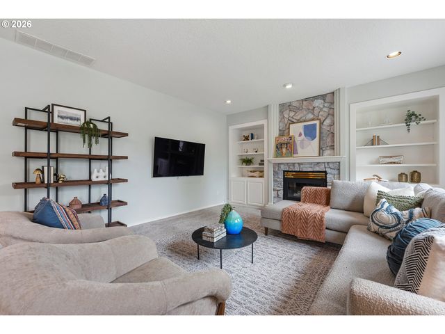 12432 Se MOUNTAIN SUN Dr, Clackamas, OR 97015