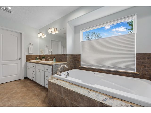 12432 Se MOUNTAIN SUN Dr, Clackamas, OR 97015