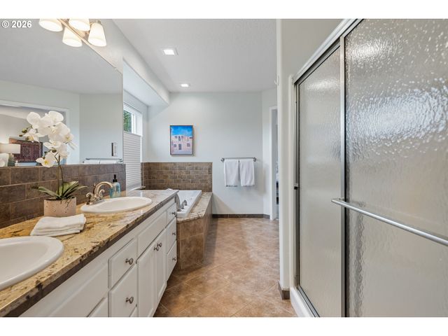 12432 Se MOUNTAIN SUN Dr, Clackamas, OR 97015