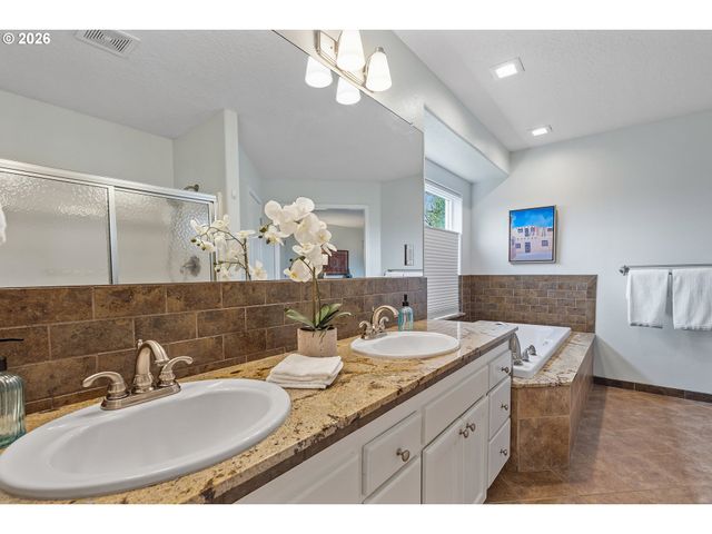 12432 Se MOUNTAIN SUN Dr, Clackamas, OR 97015