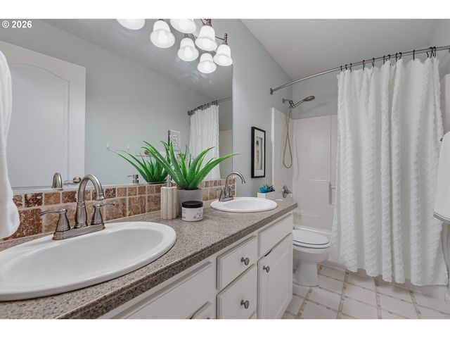 12432 Se MOUNTAIN SUN Dr, Clackamas, OR 97015