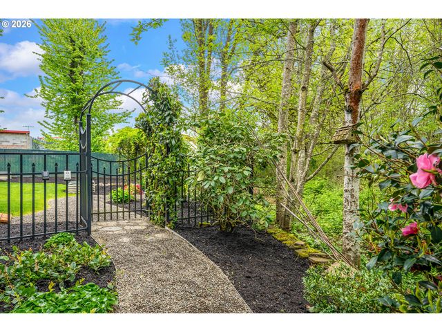 12432 Se MOUNTAIN SUN Dr, Clackamas, OR 97015