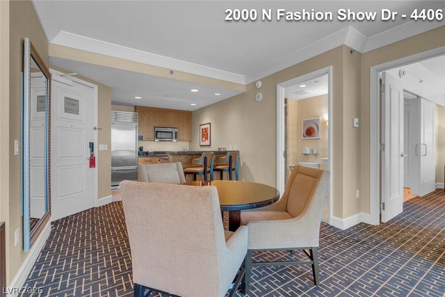 2000 FASHION SHOW Drive 4406, Las Vegas, NV 89109