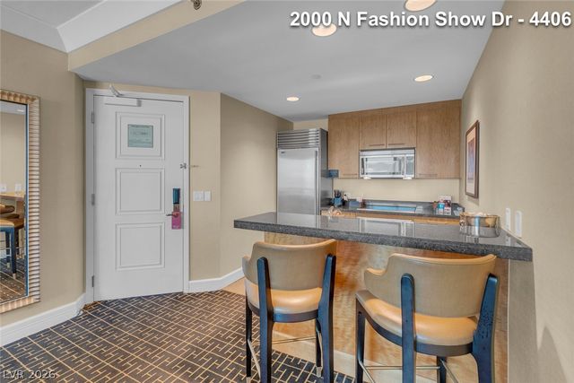 2000 FASHION SHOW Drive 4406, Las Vegas, NV 89109