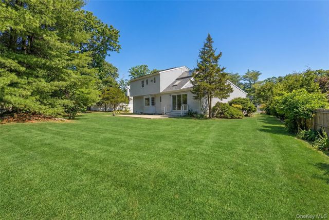 19 Sherwood Court, Ronkonkoma, NY 11779