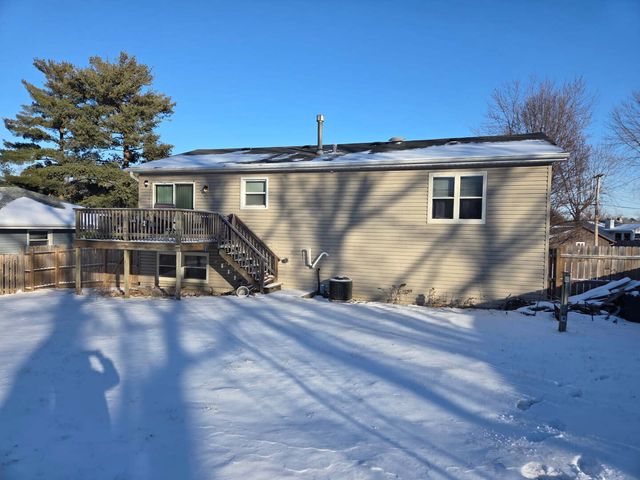 210 Hazelwood Drive, Lindenhurst, IL 60046