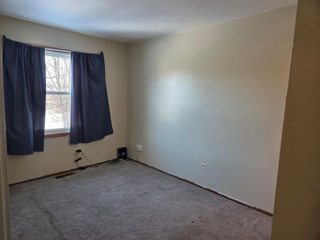 210 Hazelwood Drive, Lindenhurst, IL 60046