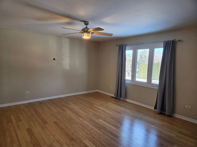 210 Hazelwood Drive, Lindenhurst, IL 60046