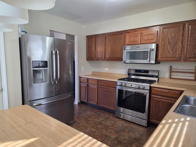 210 Hazelwood Drive, Lindenhurst, IL 60046