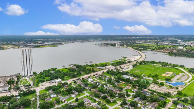 4303 Long Grove Drive, Seabrook, TX 77586