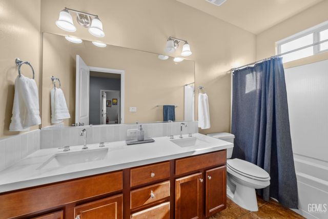 9307 Liberty Island Drive, Bakersfield, CA 93311