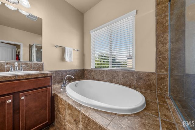 9307 Liberty Island Drive, Bakersfield, CA 93311