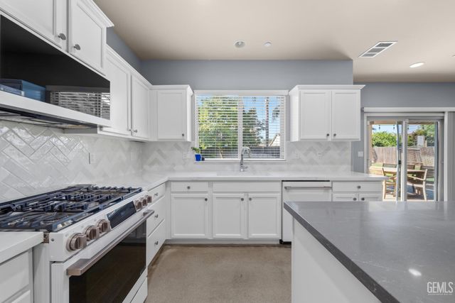 9307 Liberty Island Drive, Bakersfield, CA 93311