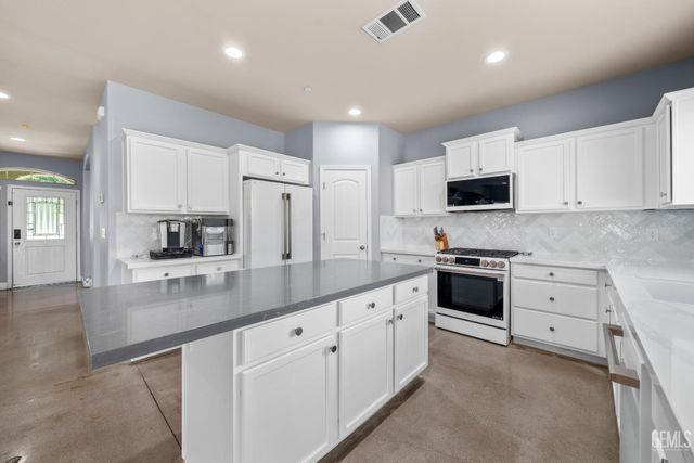 9307 Liberty Island Drive, Bakersfield, CA 93311