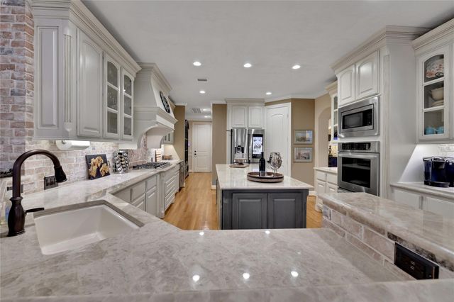 2814 S Cotswold Manor Drive, Kingwood, TX 77339