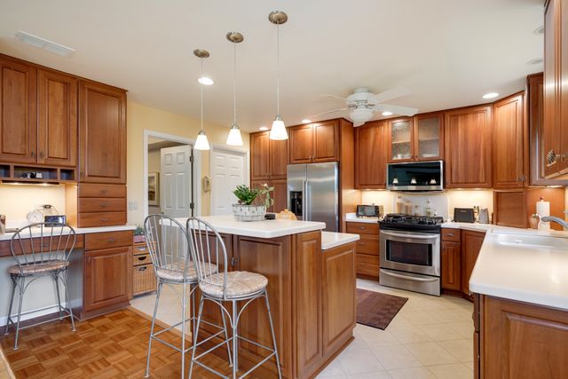 230 Yarmouth Road, Elk Grove Village, IL 60007