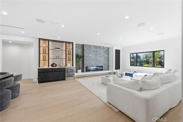 8400 White Oak, Sherwood Forest, CA 91325