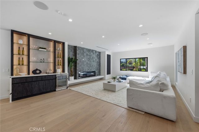 8400 White Oak, Sherwood Forest, CA 91325