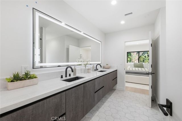 8400 White Oak, Sherwood Forest, CA 91325