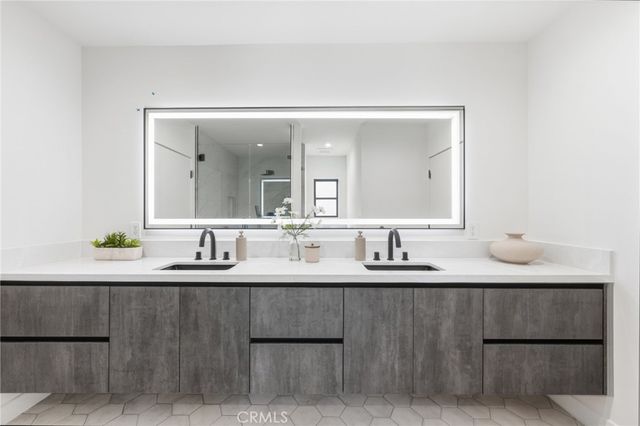 8400 White Oak, Sherwood Forest, CA 91325