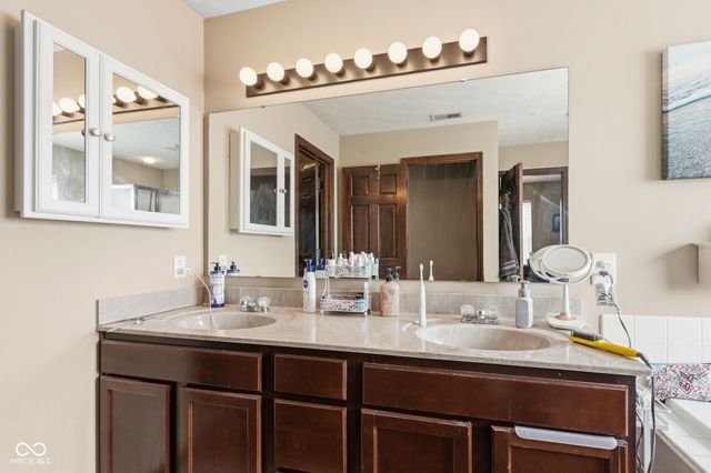 5850 Columbia Circle, Greenwood, IN 46142