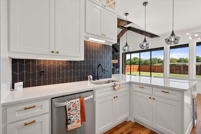 122 Yvonne Street, Red Oak, TX 75154