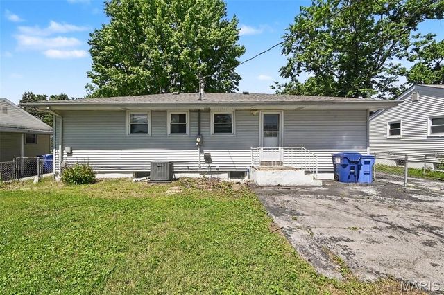570 Saint Christina Lane, Florissant, MO 63031