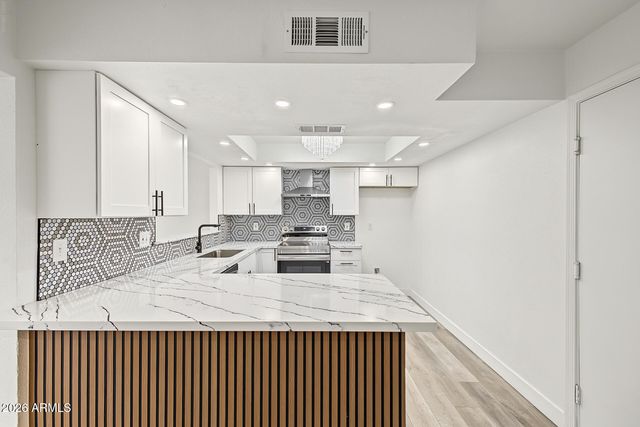 8925 W MEADOWBROOK Avenue, Phoenix, AZ 85037