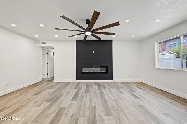 8925 W MEADOWBROOK Avenue, Phoenix, AZ 85037