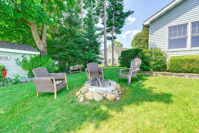51479 Summit Street, Paw Paw, MI 49079