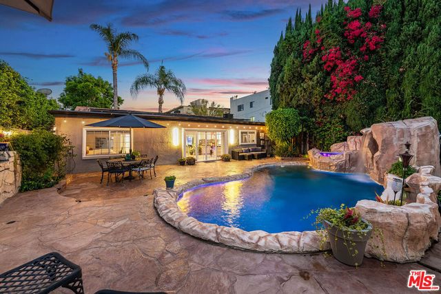 15237 Otsego Street, Los Angeles, CA 91403