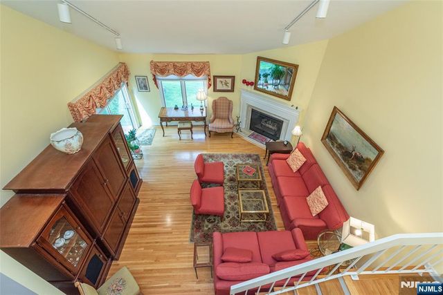 45 Stonegate Drive, Roseland, NJ 07068