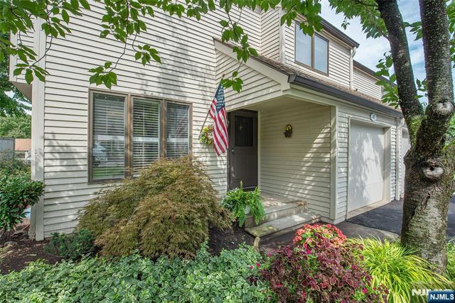 45 Stonegate Drive, Roseland, NJ 07068