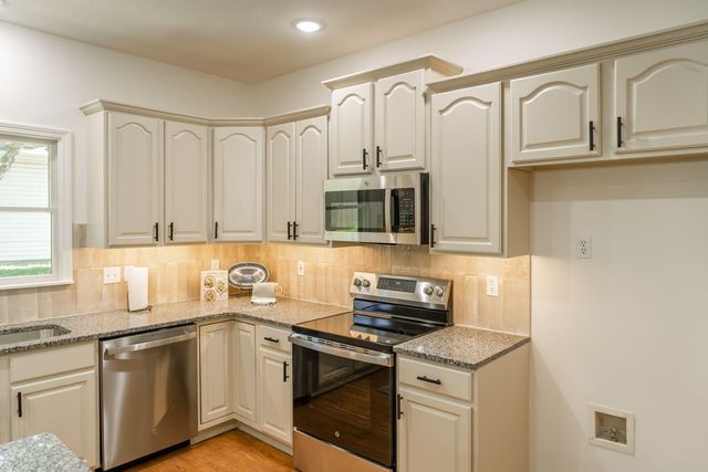 4608 ROYAL HERITAGE DR, Columbia, MO 65203