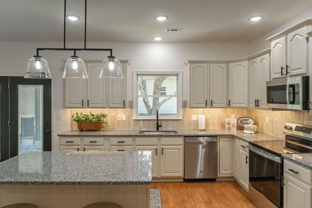 4608 ROYAL HERITAGE DR, Columbia, MO 65203