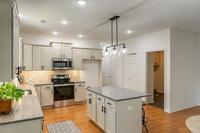 4608 ROYAL HERITAGE DR, Columbia, MO 65203