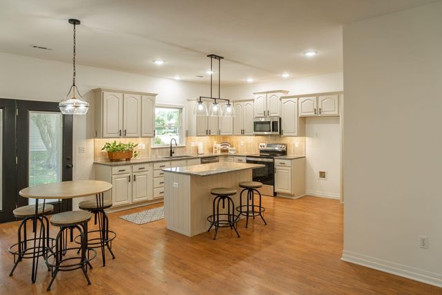 4608 ROYAL HERITAGE DR, Columbia, MO 65203