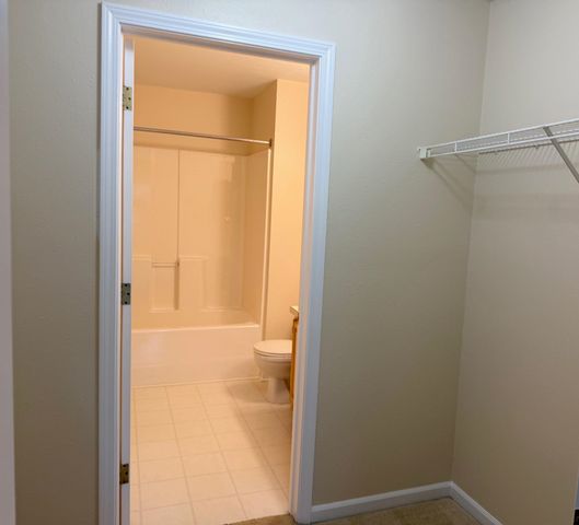 15200 Silver Parkway 206, Fenton, MI 48430