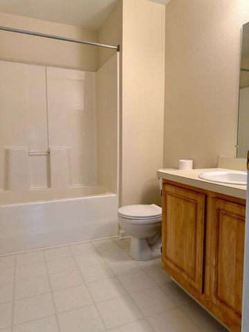 15200 Silver Parkway 206, Fenton, MI 48430