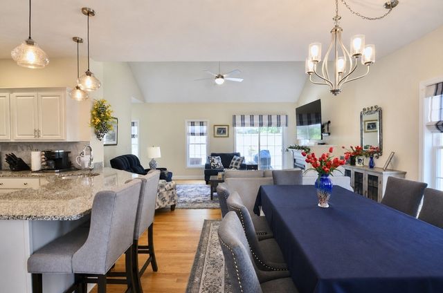 18 Tea Party Circle 18, Holden, MA 01520