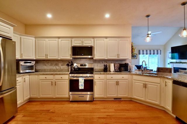18 Tea Party Circle 18, Holden, MA 01520