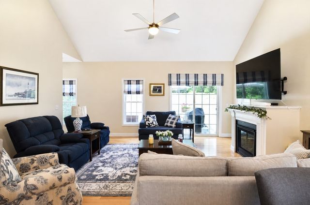 18 Tea Party Circle 18, Holden, MA 01520