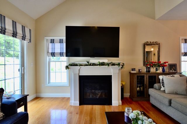 18 Tea Party Circle 18, Holden, MA 01520