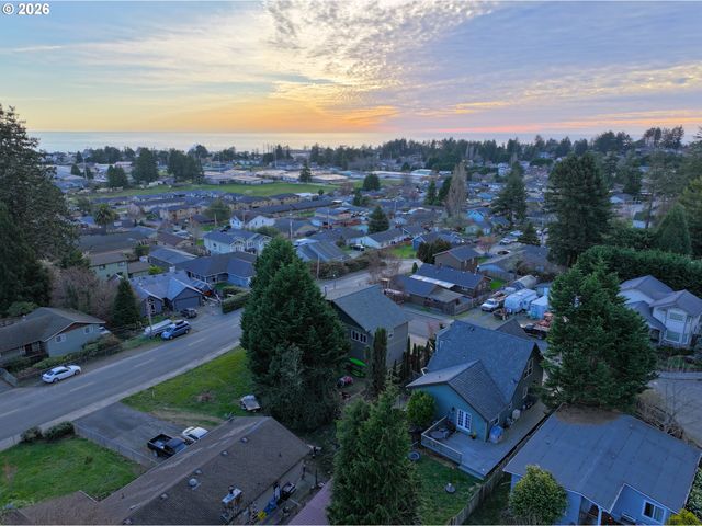 929 OLD COUNTY Rd, Brookings, OR 97415